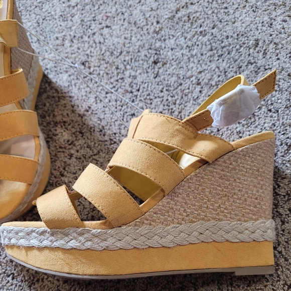 NWT Fergalicious wedge sandal mustard yellow - Picture 3 of 6